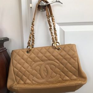 Chanel logo tan pocketbook - authenticity label